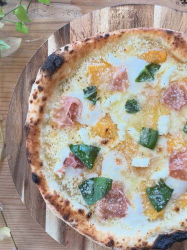 🍕🍕🍕
季節限定pizza〜♡

【柿と白みそのクリームソースピザ】

柿はローズマリーのオイルに漬け込み🌿
ソースには白みそ、クリームチーズ、生クリームを使用してます♪
仕上げに生ハム、バジル、胡椒をトッピング👍

季節を感じられる一枚になっております！
限定商品ですのでお早めに🏃‍♂️🏃🏃‍♀️💨💨

————————————————

FiveCountryCafe
神戸市西区神出町小束野 30-17
兵庫楽農生活センター内
0789955660
平日11:00~17:00
土日祝 8:00〜17:00
駐車場無料
ご予約はホームページからどうぞ
https://fivecountrycafe.owst.jp

#Fivecountrycafe
#5cc
#兵庫楽農生活センター
#地産地消
#新鮮お野菜
#サラダビュッフェ
#神戸カフェ
#西区カフェ
#神戸ランチ
#西区ランチ
#ピザ
#ピッツァ
#パフェ
#柿
#モーニングパンおかわり自由
#ランチサラダおかわり自由