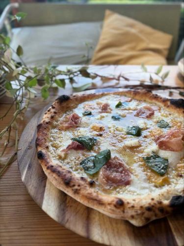 🍕🍕🍕
季節限定pizza〜♡

【柿と白みそのクリームソースピザ】

柿はローズマリーのオイルに漬け込み🌿
ソースには白みそ、クリームチーズ、生クリームを使用してます♪
仕上げに生ハム、バジル、胡椒をトッピング👍

季節を感じられる一枚になっております！
限定商品ですのでお早めに🏃‍♂️🏃🏃‍♀️💨💨

————————————————

FiveCountryCafe
神戸市西区神出町小束野 30-17
兵庫楽農生活センター内
0789955660
平日11:00~17:00
土日祝 8:00〜17:00
駐車場無料
ご予約はホームページからどうぞ
https://fivecountrycafe.owst.jp

#Fivecountrycafe
#5cc
#兵庫楽農生活センター
#地産地消
#新鮮お野菜
#サラダビュッフェ
#神戸カフェ
#西区カフェ
#神戸ランチ
#西区ランチ
#ピザ
#ピッツァ
#パフェ
#柿
#モーニングパンおかわり自由
#ランチサラダおかわり自由