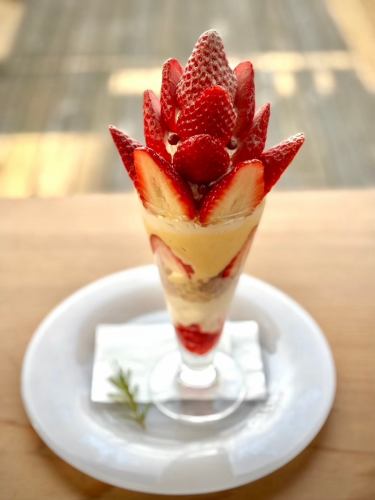 🍓1/23(金)スタート🍓
『幸せの山盛りいちごパフェ』
@ashida_aguricultuer さんの
採れたての甘くて大きないちごを
たっくさん使ったいちごのパフェ🍓

旬のいちごの美味しさを最大限に引き出した、
至極のスイーツとなっております😊

みんなでシェアしたり、
おひとり様で贅沢にお召し上がり下さい🍓

————————————————
FiveCountryCafe
神戸市西区神出町小束野 30-17
楽農生活センター内
0789955660
平日11:00~17:00
土日祝 8:00〜
※2月末まで平日は16:00までの
　営業となっております！
駐車場無料🚗
ご予約はホームページからどうぞ
https://fivecountrycafe.owst.jp

#神戸ランチ 
#いちごのパフェ 
#神戸市西区ランチ
#いちご 
#神戸カフェ