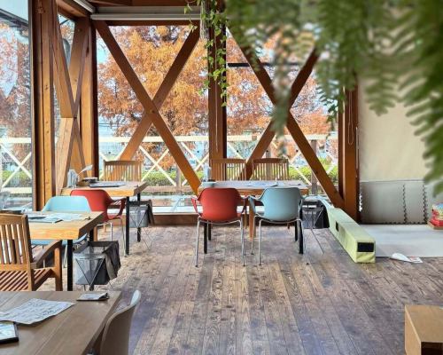 💁‍♀️💁‍♂️
🌿 スタッフ募集のお知らせ 🌿

一緒にお店を盛り上げてくれる
新しい仲間を募集しています☕️✨
店内は緑に囲まれた、ほっと癒される空間🌱
アットホームな雰囲気で明るく楽しいメンバーと
ぜひ一緒に働きませんか？

【募集職種】
① ホール
② キッチン
③ 製菓

学生さん・主婦（主夫）さん・未経験の方も大歓迎！
☕️カフェが好き
🍰お菓子作りが好き
そんな気持ちがあればOKです☺️

【優遇】
✔︎ 土日祝入れる方
✔︎ モーニングに入れる方

【勤務時間】
7:15〜19:00
※ 1日3〜4時間からでもOK
※ロングで入れる方大歓迎🙌

【待遇】
🍴 まかないあり
🚃 交通費支給

少しでも気になった方は
お気軽にDMまたは店頭でお声がけください📩
ご応募お待ちしています🌱

是非、保存してご確認下さい📌

————————————————
FiveCountryCafe
神戸市西区神出町小束野 30-17
楽農生活センター内
0789955660
平日11:00~17:00
土日祝 8:00〜
駐車場無料
ご予約はホームページからどうぞ
https://fivecountrycafe.owst.jp

#神戸カフェ
#神戸ランチ
#神戸市西区ランチ
#スタッフ募集 
#アルバイト募集