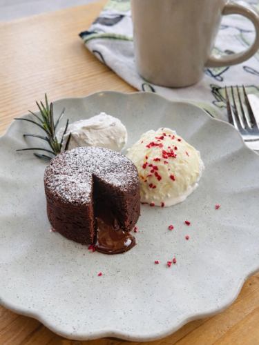 ✨New Arrival✨
Cassis fondant chocolate 🤎💛
When you put the knife in...
Melty from the inside
Cassis chocolate sauce overflows 🍫✨
Sweet and sour accent
A slightly grown-up taste 👩🏻🤍
For dessert after a meal
Please enjoy it😋
————————————————
FiveCountryCafe
30-17 Kotsuno, Kamidecho, Nishi-ku, Kobe City
Inside the Rakuno Life Center
0789955660
Weekdays 11:00~17:00
Weekends and holidays: 8:00~
Free parking
Please make your reservation on our website
https://fivecountrycafe.owst.jp
#Kobe Cafe
#KobeLunch
#Lunch in Nishi Ward, Kobe City
#Fondant au Chocolat
#Dessert