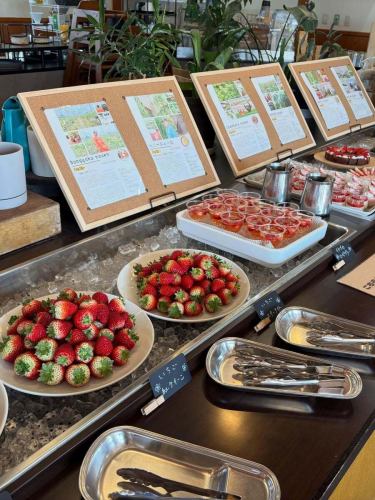 🍓いちごビュッフェ🍓のご案内です！
以前大人気だったいちごビュッフェが3月に復活👏👏

残りの日程は
22日　日曜日
各日15時〜17時
(90分制、最終入店16時)
(2日前までの要予約)

まだ空きございます！

【料金】
・大人　4,800円
・5歳〜11歳　3,500円
・3歳〜4歳　2500円

受付はDMにて承っております。
お名前
ご連絡先
ご人数
皆様のご年齢
スタートのお時間
を明記の上、メッセージをお願い致します。
こちらからのご返信にてご予約が確定致します。

大人気イベントですのでご予約お早めに！
お待ちしております！

————————————————

FiveCountryCafe
神戸市西区神出町小束野 30-17
兵庫楽農生活センター内
0789955660
平日11:00~17:00
土日祝 8:00〜17:00
駐車場無料
ご予約はホームページからどうぞ
https://fivecountrycafe.owst.jp

#スイーツ
#いちご
#イチゴ 
#イチゴパフェ
#いちごビュッフェ