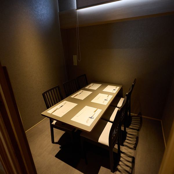 周りを気にせず食事や会話を楽しみたい方のために、6名様でご利用可能な完全個室を完備しております。温かみがあり、落ち着いた空間は、大切な方との語らいや接待など、プライベートな時間を過ごすのに最適です。美味しいお料理とお酒を心ゆくまで堪能し、素敵な思い出をお作りください。