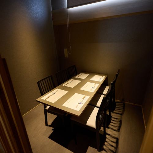 <p>周りを気にせず食事や会話を楽しみたい方のために、6名様でご利用可能な完全個室を完備しております。温かみがあり、落ち着いた空間は、大切な方との語らいや接待など、プライベートな時間を過ごすのに最適です。美味しいお料理とお酒を心ゆくまで堪能し、素敵な思い出をお作りください。</p>