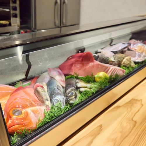 【◆活きの良さが自慢◆】水槽から取り出す新鮮魚介！ふぐ・伊勢海老・アワビなど豪華食材が勢ぞろい