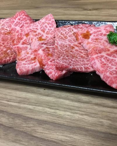 こんばんは♪焼肉おとぼけです🥩

今日もたくさんのご来店ありがとうございました😊
これから忘年会シーズンに入りますが、是非おとぼけで美味しい焼肉🥩食べて年を越しましょう！😉

さて！今日は何の日？
本日は「クレープの日」「シュークリームの日」などなどたくさんありますが、肉では「松坂牛の日」なんです！😲

松坂牛（まつさかうし）は日本三大和牛の１つで「肉の芸術品」の異名を持ち、霜降り肉になっているのが特徴です！
当店では松坂牛は取り扱っておりませんが、こちらは茨城県が誇る和牛「常陸牛」を使用しております！

宴会コースでは3時間飲み放題8,800円のものに常陸牛が入っておりますので、常陸牛を堪能した〜い！という方は是非お得な8,800円コースをご予約ください！

年末に向けて突っ走りましょう！💨

スタッフ随時募集中！
年末年始のスタッフが少なくて大ピンチです😭
高校生も可能ですので先ずはお電話📞0297-38-5299まで！

#焼肉 #肉寿司 #焼肉おとぼけ #常陸牛 #スタッフ募集