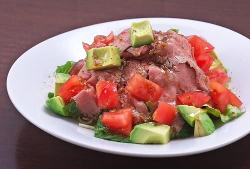 【當季菜單】自製烤牛肉番茄酪梨辣味冷意麵
