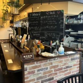 カウンターとテーブル席のご用意がございます。お一人様でもお気軽にご利用いただけるお店です。