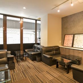 【ソファー席/2～4名様用】間仕切りなしの広々とした店内です！女子会、宴会、デートなど様々なシーンでご利用いただけます♪