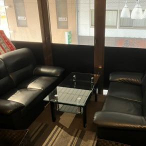 ゆったり寛げるソファー席◎お気軽にさく飲み～カジュアルデート等幅広くご利用できます♪ご家族やご友人同士とのお食事にもぴったり！