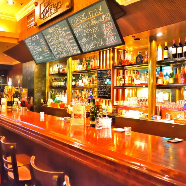 大人の隠れ家でお気に入りの一杯を見つける♪驚きのお酒の種類…ウィスキー・ビール・カクテル・ワイン二件目はショットバーとして落ち着いてご利用していただけます☆1次かいでの利用はもちろん、二次会、三次会もお任せ下さい。【BAR/仕事帰り/カウンター/一人飲み/サク飲み/二次会/三次会/結婚式二次会】