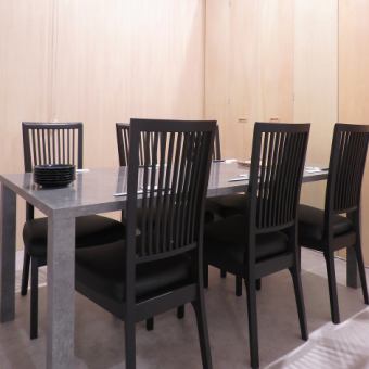 [完全私人房間]這是一個私人餐桌室，可供2人使用。[如果刪除分區，最多可容納15人]
