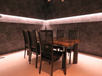 [Second-floor seats/Private room fee of 500 yen per person will be charged] This is a private room with a table that can be used by 2 to 6 people.