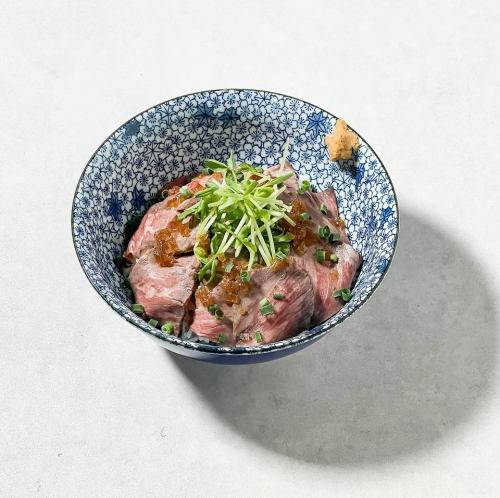 道産牛の炭火焼きローストビーフ丼