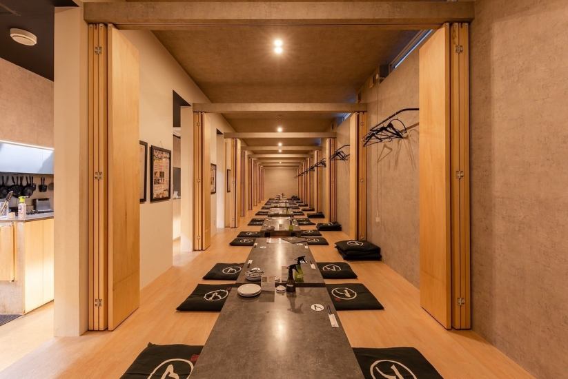 We have private rooms with tables and sunken kotatsu tables that can be adjusted to suit the number of people.