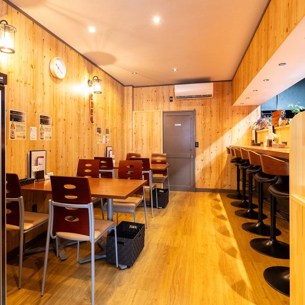 【オシャレなバル空間】当店は１Fのオープンフロアと２F・3Fの完全個室の２表情のお部屋でお客様をお出迎え☆ １Fのお席はカウンター席・４名掛けテーブル席が２席・２名掛けテーブルが２席・６名掛けテーブルが１席と計２４席の多種多様なお席をご用意♪皆様のご来店を心からお待ちしております☆