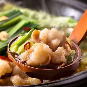 【牛骨火鍋套餐】享用用日本國產和牛製作的鮮嫩多汁的牛骨火鍋 ◎ 共7道菜,含3小時暢飲,原價5000日元 ⇒ 現價4000日元