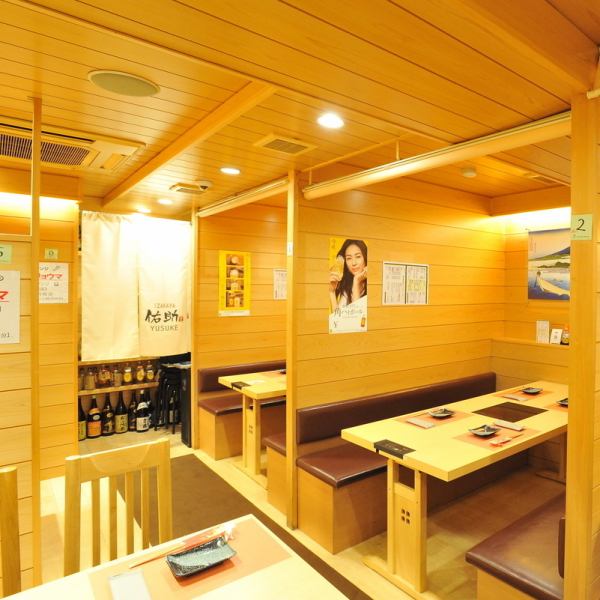 You can relax and enjoy your meal in the interior where you can feel the warmth of the wood grain. By lowering the partition curtains, you can create a private space like a semi-private room ☆ You can enjoy chatting ♪