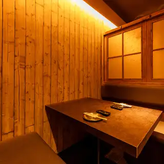 少人数様向けテーブル席！お仕事帰りの一杯や、デートなどにも気軽に使えるお席です！人数様に合わせてレイアウト変更可能です◎当日予約・お席のみのご予約も大歓迎ですのでお気軽にご来店ください！席のみ予約にもお得なクーポンを多数ご用意しております！ぜひご利用ください★