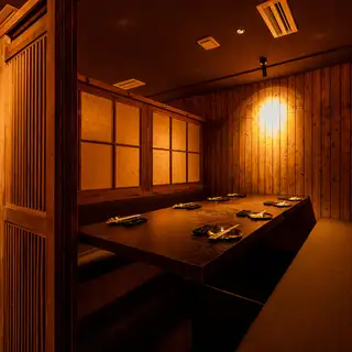 カジュアルな接待やお仲間内でしっぽりと宴会・お食事・お酒が楽しめるテーブル席でどうぞ！2名様の少人数から団体様までのお席を多数ご用意しております！お席を繋げれば団体様でもテーブル席でご利用いただけます！会社の部署宴会や打ち上げなどにも最適な空間です！