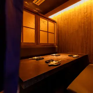 少人数様での飲み会に最適なテーブル席！優しく灯る間接照明が和モダンな雰囲気を演出してくれます！飲み会や女子会、合コンにもおすすめですのでぜひご利用ください！団体様向けのお席もご用意しております！貸切・ご予算・ご人数のご相談もお気軽にお問い合わせください！当日のご予約もOK♪