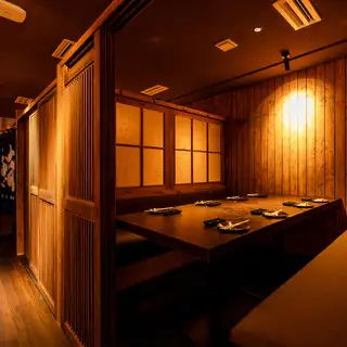 グループでの飲み会や宴会におすすめのテーブル席！仲間内での飲み会や宴会に最適なテーブル席！お仕事帰りに会社の同僚とサクッと飲みたい時、女子会などにも気軽に使えるお席です！ゆったりとした空間で当店自慢の料理と美味しいお酒をお楽しみください！お席のご相談やご希望などもお気軽にお問い合わせください！
