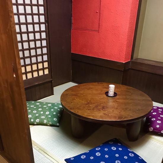 個室も完備。ちゃぶ台がかわいいお部屋です。