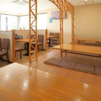 The tatami room seating for eight is perfect for a casual meal with family or friends. The spacious space allows you to relax and enjoy delicious food.It's the perfect place for everyone to have a good time.Please come and visit us!