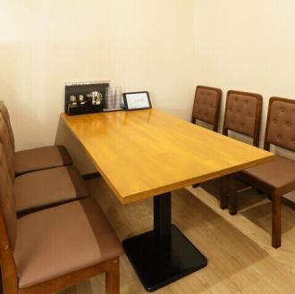 The private room for six people is a space where you can relax without worrying about those around you. In this place where privacy is protected, you can enjoy a special time with your loved ones.Enjoy a heartwarming moment in a relaxed atmosphere.