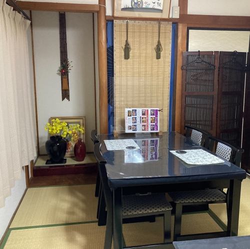 <p>大人数での宴会に対応できる広々とした座敷席をご用意しています。最大12名様まで利用可能で、昭和の懐かしさを感じる落ち着いた雰囲気が魅力です。宴会や記念日など、特別な時間を過ごすのに最適な環境を整えています。２Fは個室でお楽しみいただけるので、仲間やご家族との宴会にピッタリ☆</p>