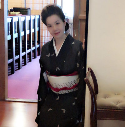 店内は昭和の良き時代を思わせるレトロな雰囲気で、どこか懐かしさを感じる空間です。アクセスも便利で、宴会や会食に最適。京を知り尽くす名物女将さんとの会話や無料カラオケなど、他にはないサービスで楽しい時間を演出します♪