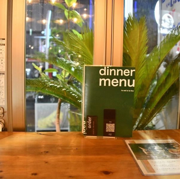 ゆったりとした大人な空間。おしゃれで心地よいお席で、お食事とお酒をお楽しみください。涼しい季節には外では立ち飲みが最高です！