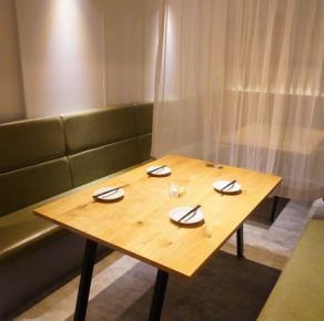 ＜半個室＞周りの席がなく特別空間。