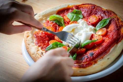 丸ごとブッラータのマルゲリータ