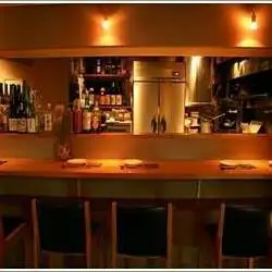 ずらりと並んだお酒のボトルが目を引くカウンター席は、お酒好きの方にはたまらない特等席です。全国各地から厳選して仕入れた日本酒や焼酎を目の前に、お客様のお好みに合わせてじっくりとお選びいただけます。お仕事帰りの一杯や、ご友人との集まりの場として、ゆったりとした時間の流れを心ゆくまでお楽しみください。