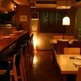 温かみのある照明が心地よい店内は、貸切の対応も承っております。人数や予算など、ご相談くださいませ。築地で仕入れた魚や、全国各地から揃えた日本酒や焼酎にこだわり、お集まりいただいた皆様に大満足の食事体験をご提供いたします。忘新年会や歓送迎会など、大人数での特別な集まりの際にはぜひ当店をご利用ください。