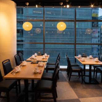 [Seats with night view: 2-8 people] The restaurant offers table seats facing the large glass windows.Available for 2 to a maximum of 8 people.You can dine while looking out at the view in front of Akihabara Station.Enjoy authentic Chinese cuisine for everyday meals, dates, and anniversaries.