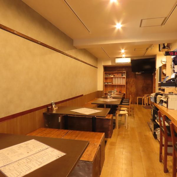 【大人数歓迎！昼飲みも対応◎】テーブル席は20席完備！横並びで最大20名様までのご利用が可能です。駅から離れた隠れ家のような居心地の良い空間で、時間を気にせずゆったりと食事をお楽しみいただけます。毎日昼飲みができるのもうれしい☆各種ご宴会にぴったりなプランやアラカルトメニューも豊富にご用意しております♪