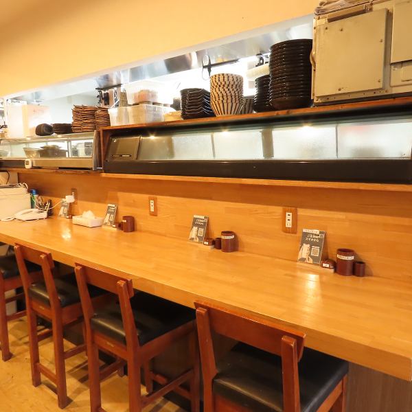 【お買い物帰りにも◎】お一人様からご利用いただけるカウンター席は、全部で4席ご用意しております。お仕事の合間のランチタイムや、ご帰宅前のひとときにサクッと飲んでいただくのにぴったりです。ご友人との食事はもちろん、お一人様でも安心して気軽にお過ごしいただけるような空間づくりを目指しております！