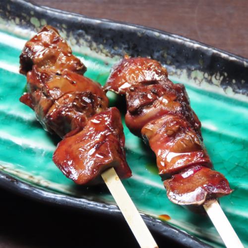 料理人が手作業で串打ちしたこだわりの焼き鳥が自慢！部位ごとの美味しさを追求します【焼き鳥各種】