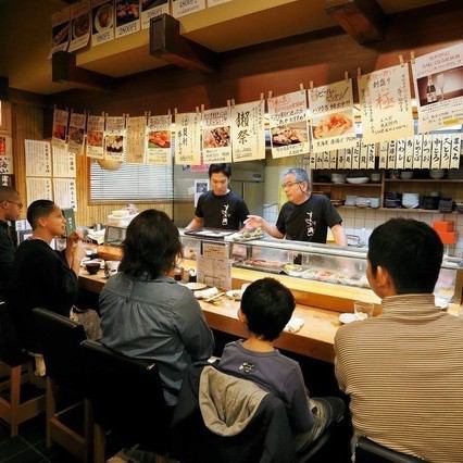 柜台是一个受欢迎的座位，在这里您可以享受近距离握寿司的乐趣！