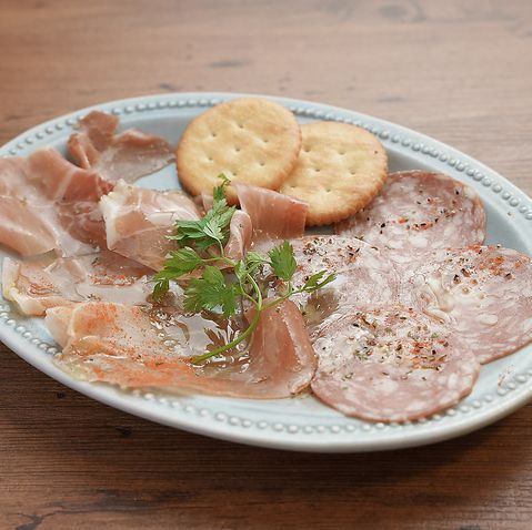 スペイン産生ハムと粗挽きサラミの盛り合わせ