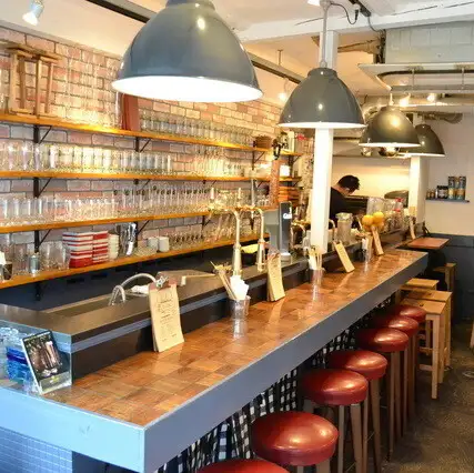 【おひとり様・サク飲みも歓迎！】気兼ねなく利用できる落ち着いたカウンター席をご用意。ゆったり過ごせるアットホームな居心地の良さが魅力で、仕事帰りのサク飲みや日常のちょっとしたリフレッシュにも重宝します。雰囲気の良さを感じながら自分のペースでゆったりとお酒や会話を満喫したい方におすすめの特等席です☆
