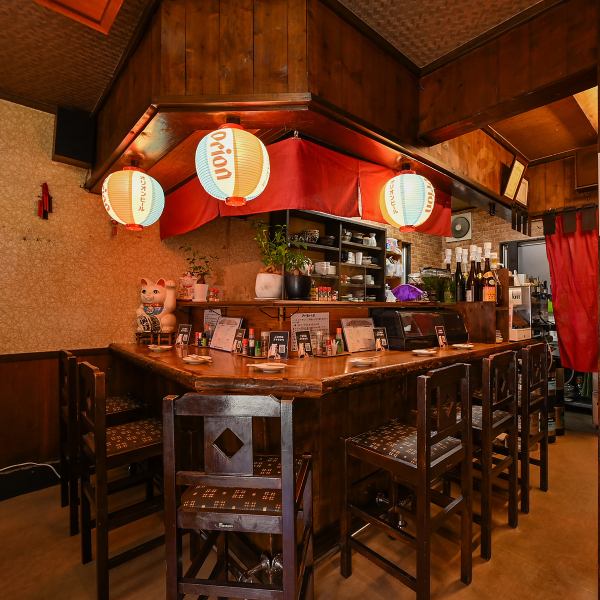 カウンター席では常連客同士が交流し合う温かい雰囲気が魅力♪人気のスペースで新しい出会いも楽しめます。また、テーブル席を2卓ご用意しており、デートや友人との食事にも最適です。家庭的で穏やかな雰囲気の中、美味しい料理を楽しみながら、食事が進むこと間違いなし。記念日や特別な瞬間を過ごすのにもぴったりです♪