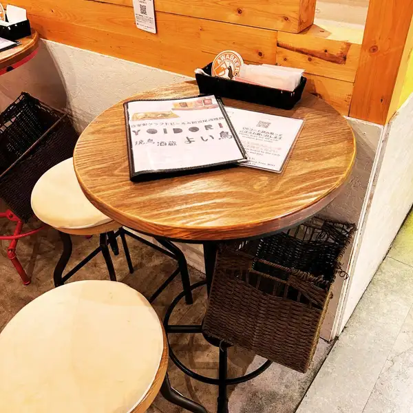 【1～2名様のサク飲みに】丸型ハイテーブル席。軽いお食事やAWABEERを気軽に楽しめます。