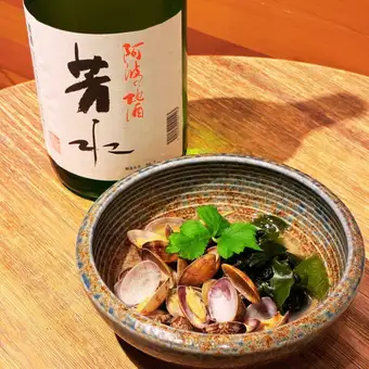 地酒を使ったあさりと鳴門わかめの酒蒸し