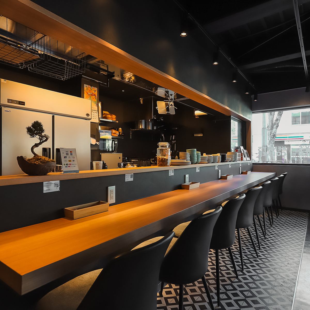 オープンしたばかりのアメリカンバー。カウンター席の雰囲気も◎