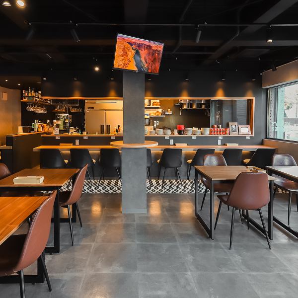落ち着いた照明が灯るモダンな店内は、大人たちが集うダイナー・BAR。お一人様でもゆったり過ごせるカウンター席や、ご家族・ご友人と語らえるテーブル席をご用意しております。駅前の喧騒から少し離れ、ビールや厳選ワインを片手におつまみや本格料理を嗜む、贅沢なディナータイムを心ゆくまでお楽しみください。