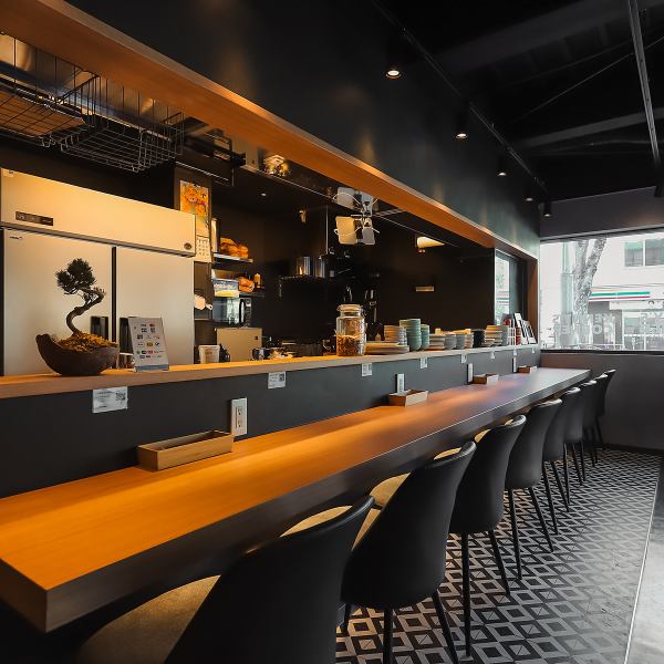 オープンキッチンのライブ感が伝わるカウンター席は、お一人様やデートに最適。仕事帰りにふらっと立ち寄り、海外ビールやワイン、ウイスキーを片手におつまみを嗜むBAR利用も大歓迎です。気さくなスタッフとの会話や調理の音をBGMに、本格アメリカンを味わう大人のひとときを。