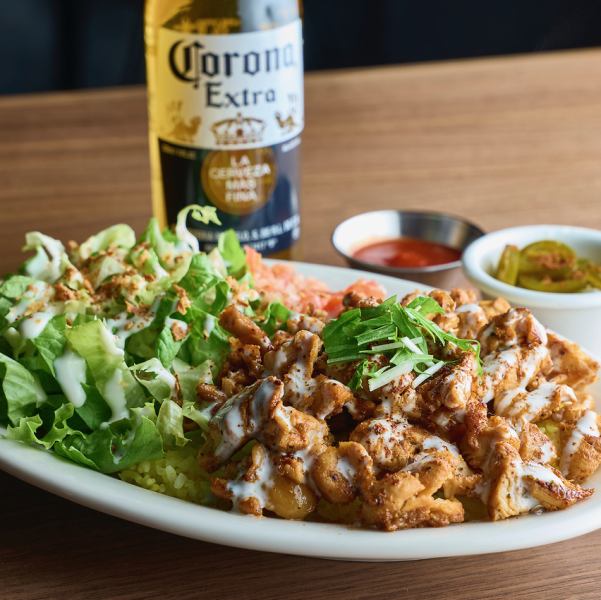 本場NYの味！香り豊かなチキンオーバーライス。ビールやワインの最高の相棒に